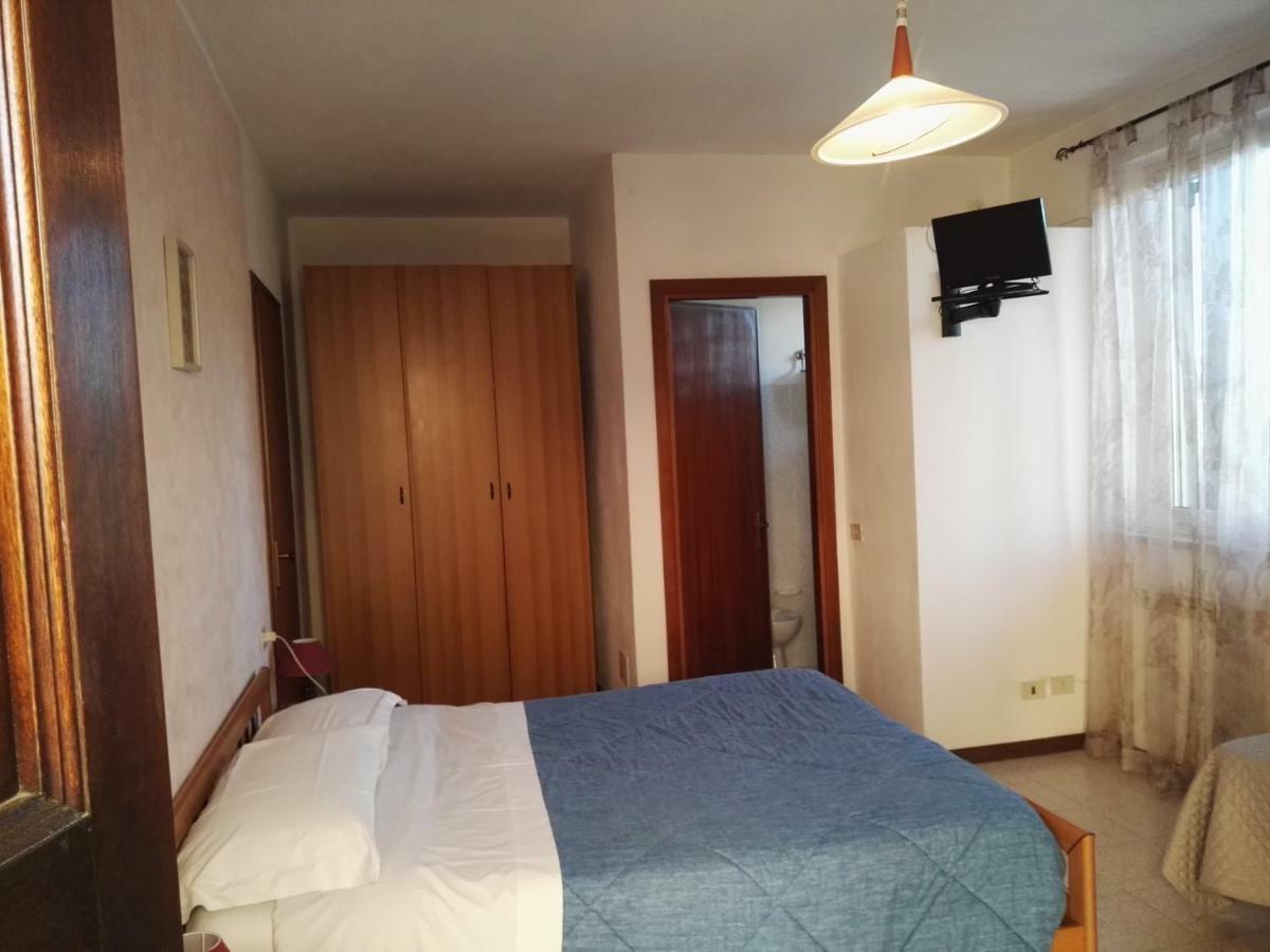 אסיסי Camere Carloni מראה חיצוני תמונה
